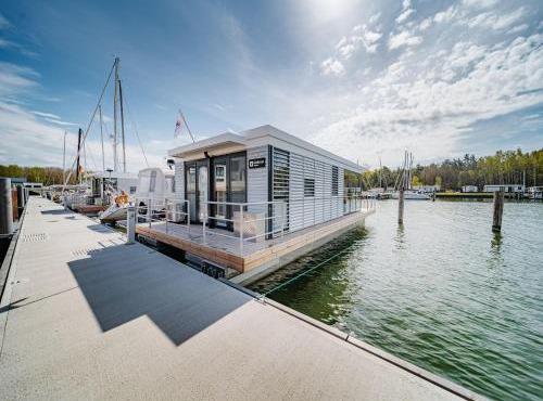Modern houseboat for 4 guests