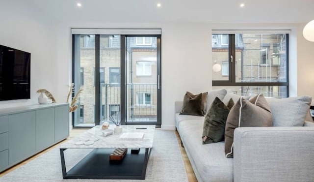 Modern Mayfair Townhouse by Buckingham Palace with AC. 3 Bedroom 3 Bathroom