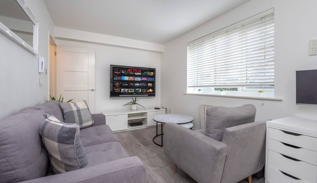 Modern Muse Studio Flat – Stylish City Studio with Free Parking & Easy Transport