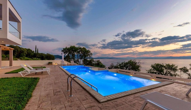 Modern Seafront Villa, A/C, Private Pool, Amazing Sea Views & Beautiful Sunrises - 30m from the Sea!