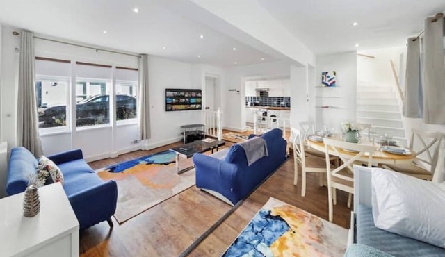 Modern Spacious 2 Bedroom House in Central London
