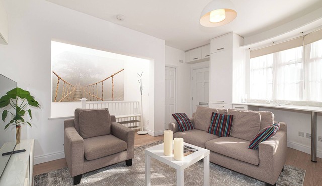 Modern Split-Level flat, South Kensington, London - Pass the Keys
