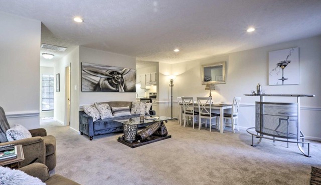 Modern Townhome w/Deck & Golf Course Views!