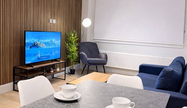 Modern Wembley Apartment | Gym & Games Lounge