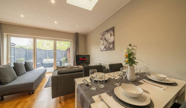 New! Lovely 2 Bed Serviced Apart with free parking