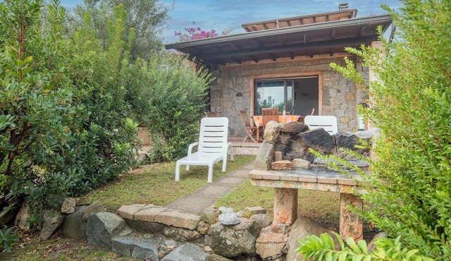 Nice apartment in villa for 6 guests with A/C, TV, terrace and pets allowed