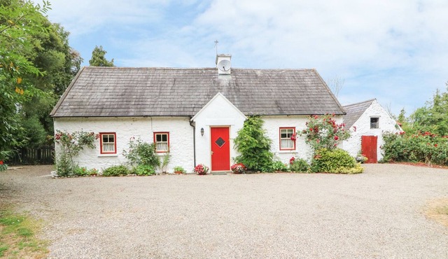 O'NEILL'S, pet friendly, with open fire in Dundrum, County Tipperary