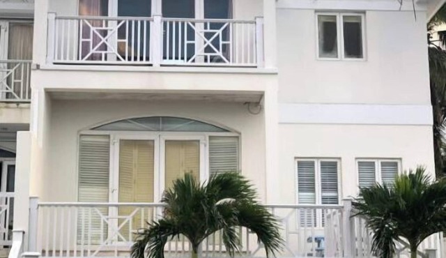 Oceanmist Seafront 4 bedroom townhouse with pool