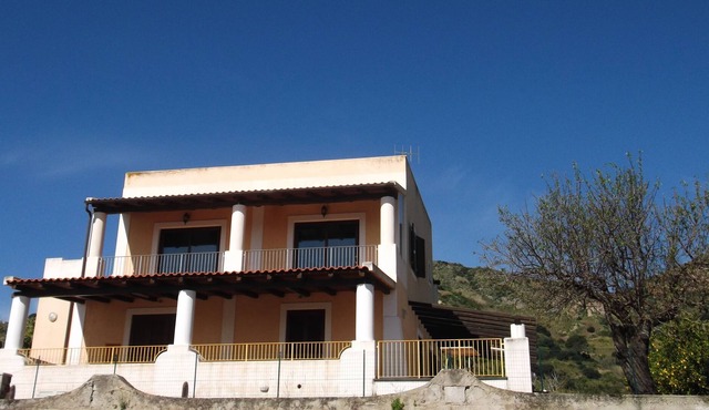 Panoramic villa, 100 meters from the sea and 400 from the port of Lipari, with 3 apartments.