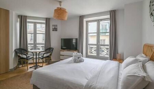 Paris, Opéra 4.So parisian Apartment