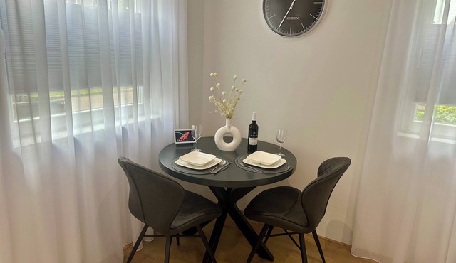 Park View Studio - Features Free Wifi, Bright Furnishings and Modern Facilities