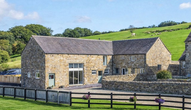 PASTURES BARN, pet friendly, character holiday cottage in Leek