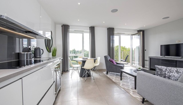 Perfect Luxury Penthouse - Overlooking parkland with views for days