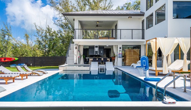 Private 5-bedroom pool villa in beautiful Key Largo, resort lifestyle!