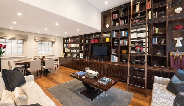 Private Knightsbridge Mews House | Harrods 1min, Parking & Top 5% Rated