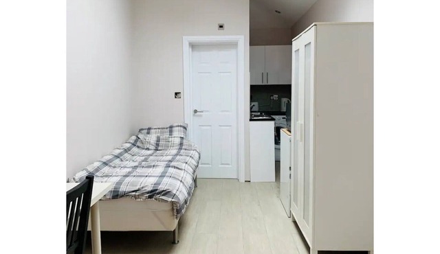 Private modern studio in Whitton Gardens