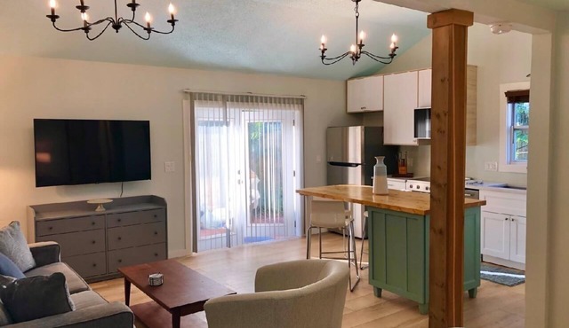 Private Studio Just two block to Lassing park waterfront
