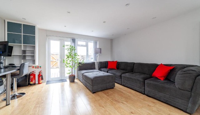 Quiet & Spacious 2BR Flat wGarden near Edmonton