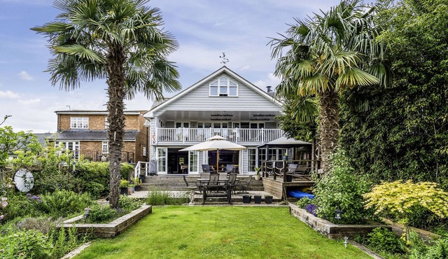 RIVER HAVEN - RIVER THAMES FRONTAGE HOUSE in Thames Ditton