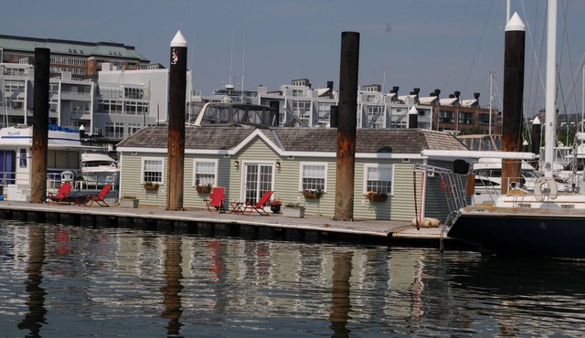 Romantic Boston Harbor Houseboat Stay for 2 people. A/C. Close to Freedom Trail.