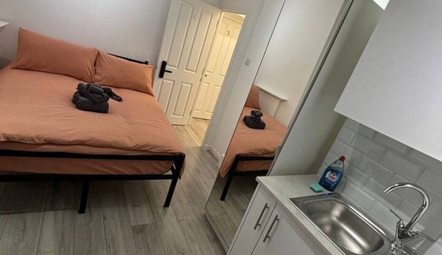 Room 5 minute Walk to Waterloo
