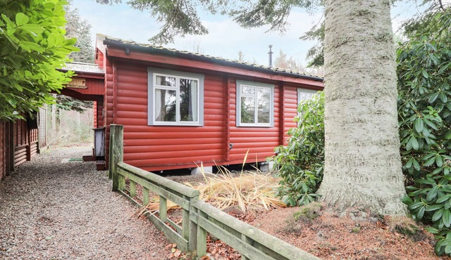 ROWAN LODGE, pet friendly, with a garden in Strathpeffer