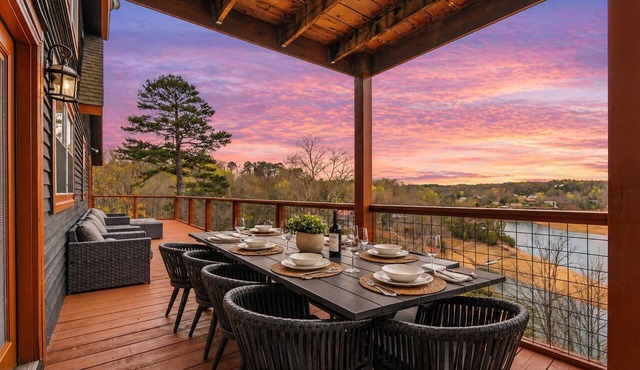 Secluded Lakefront Estate: Private Dock, Huge deck w/views, Kayaks, Hot Tub