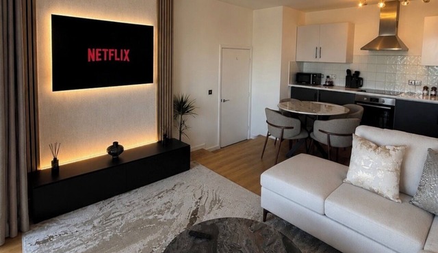 Selene | Chic 2BR Near Canary Wharf with Parking & Concierge