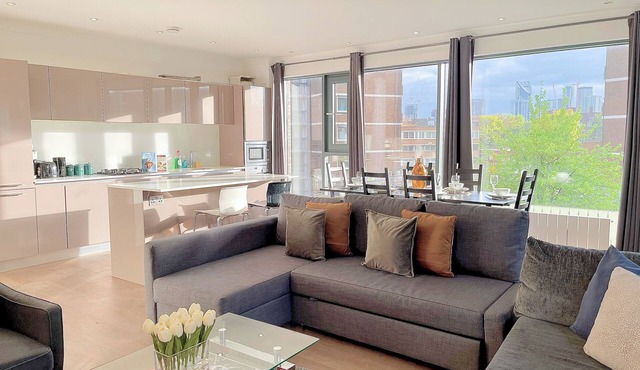 Sleek 3-bedroom flat with life in Southward, Bourough near The Shard