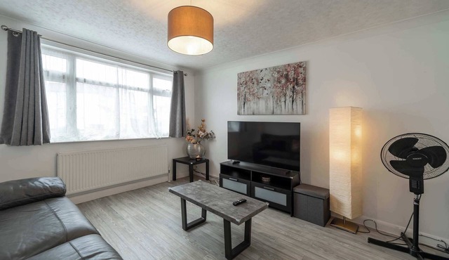 Spacious 2 Bedroom House in Kingsbury NW London