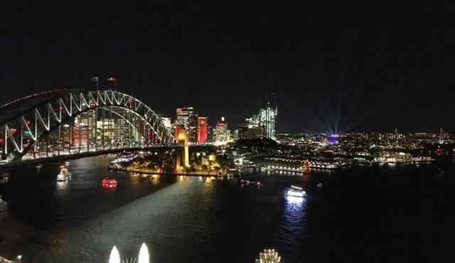Spacious 3-Bedroom Apartment with Water View, 900m Stroll to Harbour Bridge