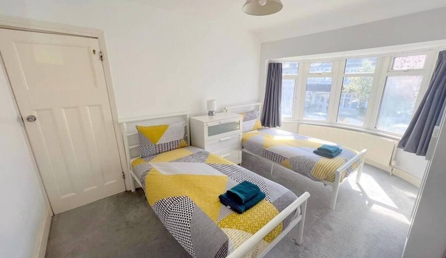 Spacious 4-Bed House in Thornton Heath