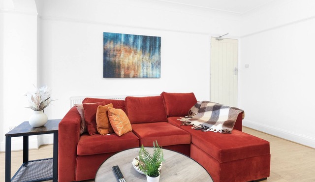Spacious 4-Bed Semi-Detached House | Driveway Parking | Stanmore