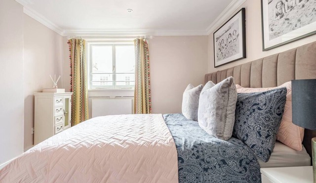 Spacious 5 Bedroom Mansion with AC, WiFi Opposite Buckingham Palace