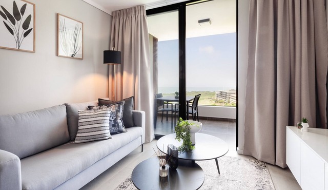 Spacious Studio , Sea Views , Pool , Steam Room