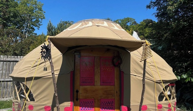 Spacious Yurt - Sleeps 2 -River and mountain view