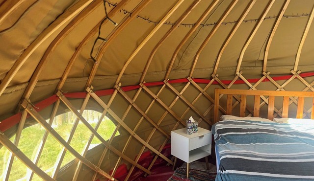 Spacious Yurt - Sleeps 2 -river and Mountain View