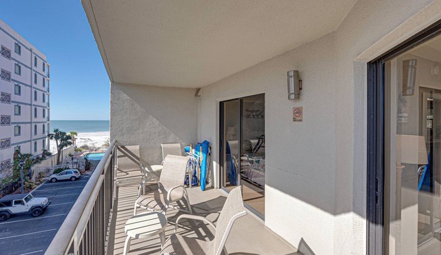 St Pete Beach 2BR | Beachfront Pool + Jacuzzi