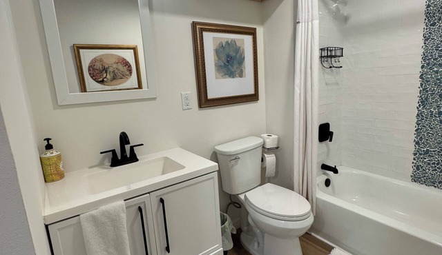 St Pete Cottage, Near Beach & Downtown, King Bed, Smart TV, Queen Sleeper Sofa
