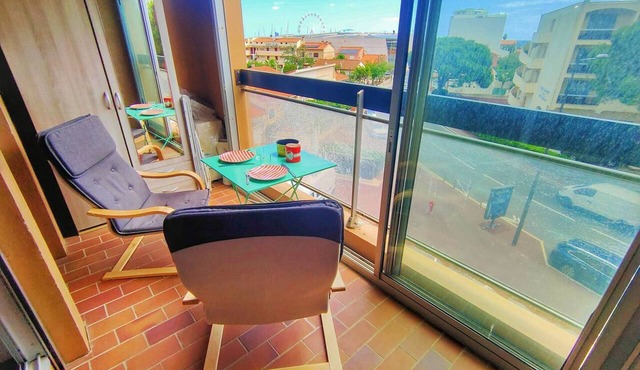 Studio Cabin Sleeps 4 at Canet-Plage with Parking, Near Beach and Shops