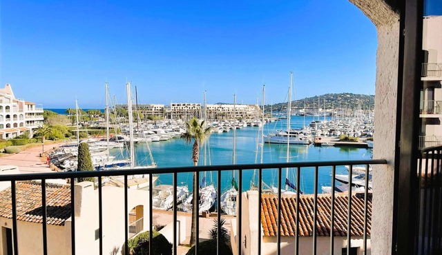 Studio for 2 people with a view of the marina in Cogolin
