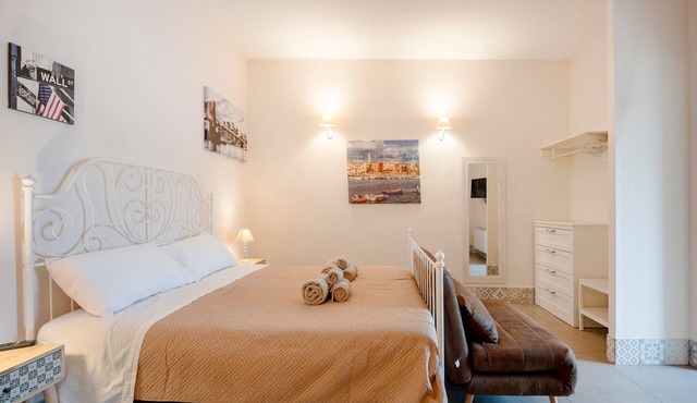 Studio 'Garibaldi54 - Camera del Fico' with Balcony, Wi-Fi and Air Conditioning