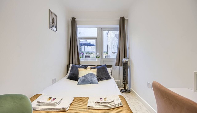Studio-Superior-Ensuite-Garden View-3