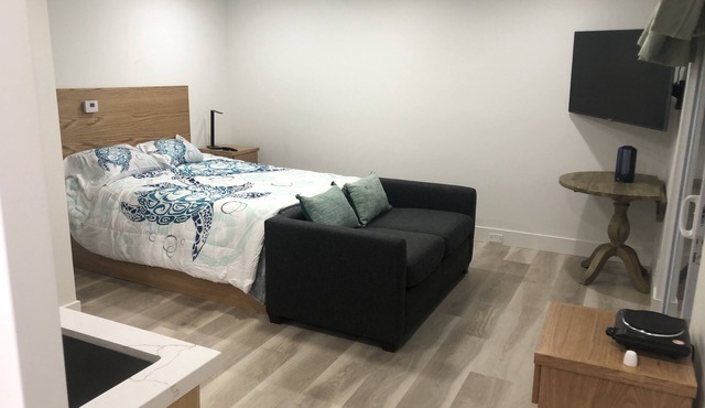 Studio with Private Entrance/Patio/Hot Tub