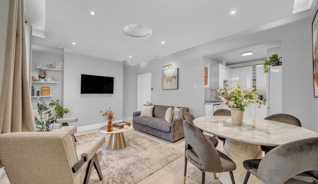 Stunning 2 bed townhouse in Chelsea on ground floor/private entrance