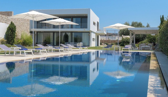 Stunning beachfront retreat, private tennis court & infinity pool