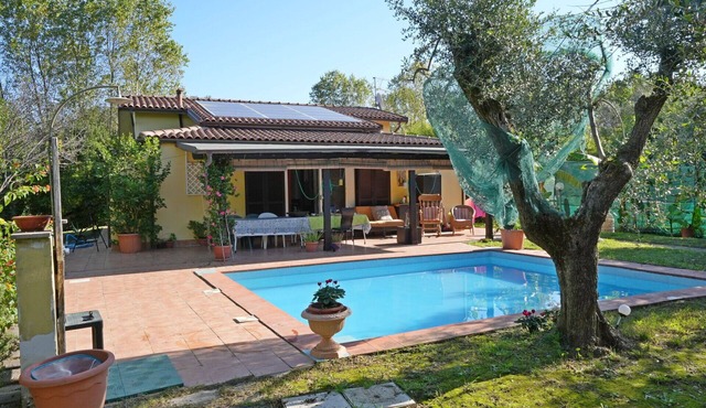 Stunning private villa with A/C, private pool, WIFI, TV, veranda, pets allowed, close to La Spezia