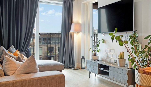 Stylish 1-Bed Apt with Balcony & Canal Views