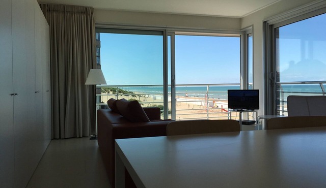 Sunny, modern corner apartment with frontal sea view