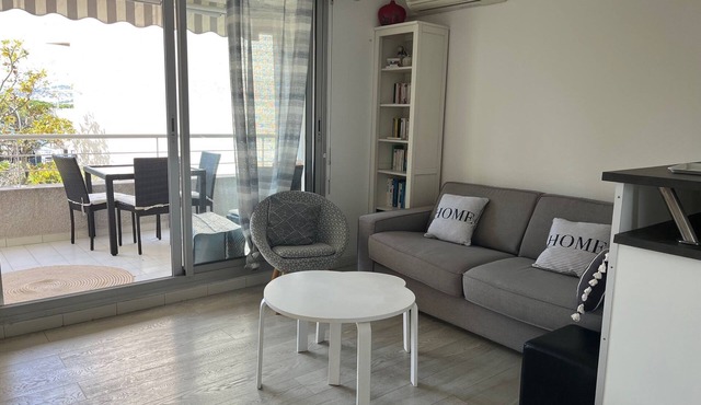 T2 apartment with terrace. 100m from the beach, Quartier St Jean (garage)
